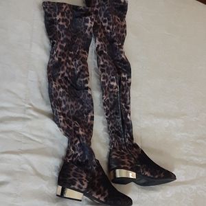 Over the knee leopard look velvet